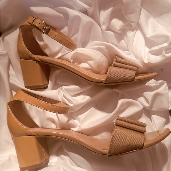 Tory Burch Trudy Nude Patent Bow Sandals - Picture 10 of 12